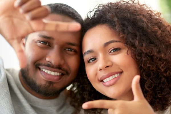 Feliz casal fazendo gesto selfie em casa — Fotografia de Stock