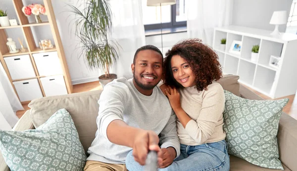 Couple prenant des photos par selfie stick à la maison — Photo