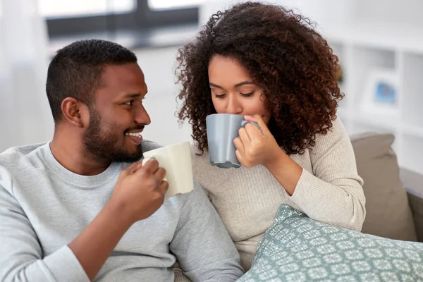 Africano americano pareja beber café en casa — Foto de Stock