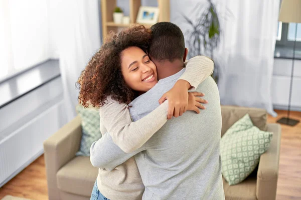 Felice coppia afro-americana che abbraccia a casa — Foto Stock