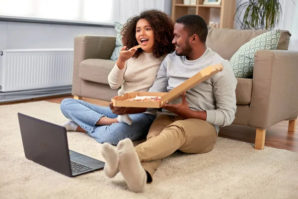 Boldog afro-amerikai pár eszik pizza otthon — Stock Fotó