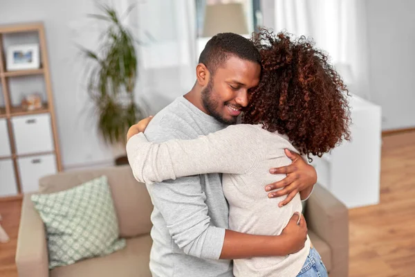 Feliz africano americano pareja abrazos en casa — Foto de Stock