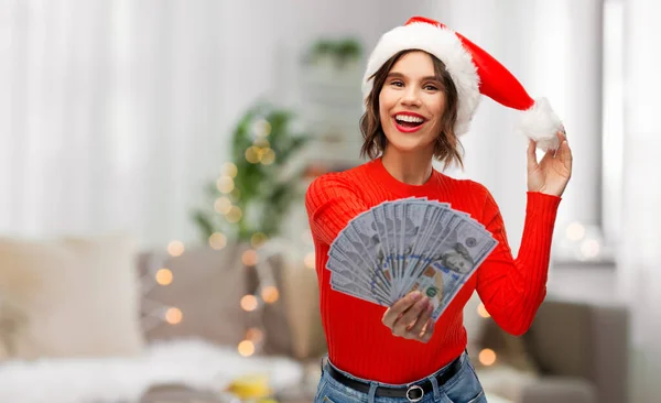 크리스마스 때 돈갖고 산타 모자쓴 행복 한 여자 — 스톡 사진