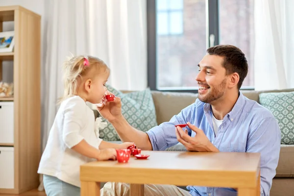Otec a dcera hrají doma čajový dýchánek — Stock fotografie