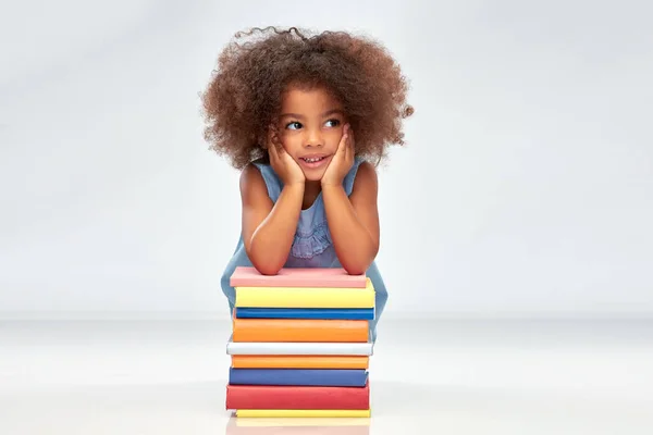 Lächelndes kleines afrikanisches amerikanisches Mädchen mit Büchern — Stockfoto
