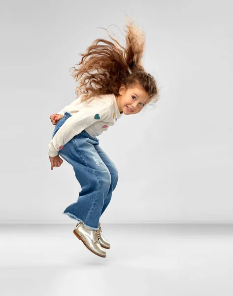 깡충깡충 뛰는 작은 소녀 — 스톡 사진