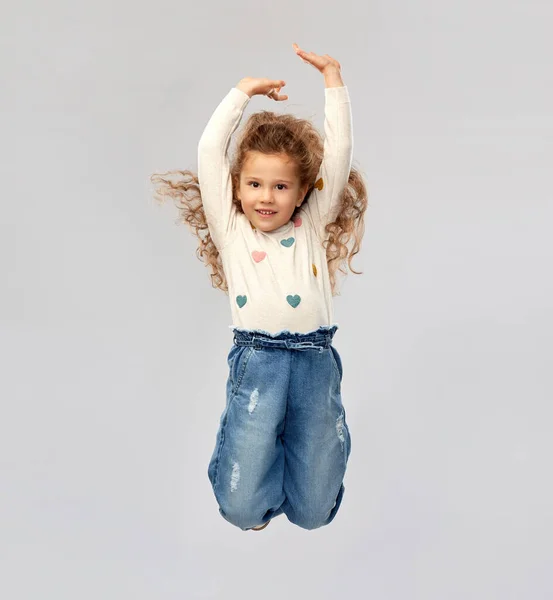 Sonriente niña saltando — Foto de Stock
