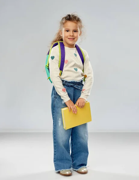 Niña feliz con mochila escolar —  Fotos de Stock