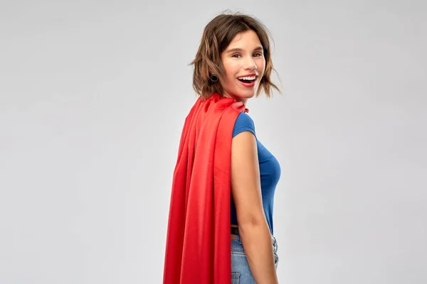 Femme heureuse en cape de super héros rouge — Photo