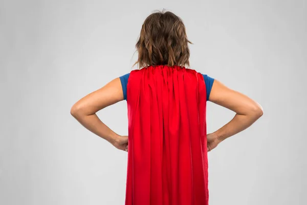 Kırmızı süper kahraman pelerinli genç bir kadının arka görüntüsü — Stok fotoğraf