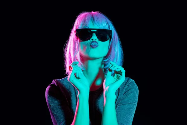 Mujer en peluca y gafas de sol negras enviando beso de aire — Foto de Stock