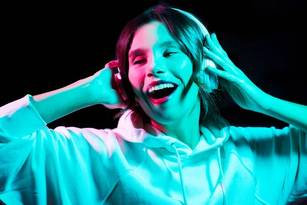 Mujer en auriculares escuchando música y bailando — Foto de Stock