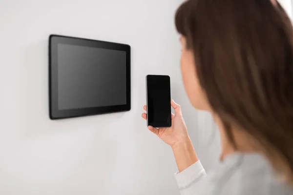 Mujer usando tableta y teléfono inteligente —  Fotos de Stock