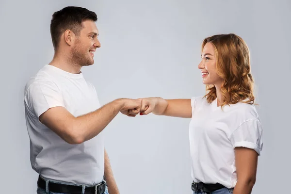 Porträtt av lyckligt par i vita t-shirts — Stockfoto