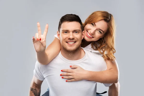 Feliz pareja en blanco camisetas divertirse —  Fotos de Stock