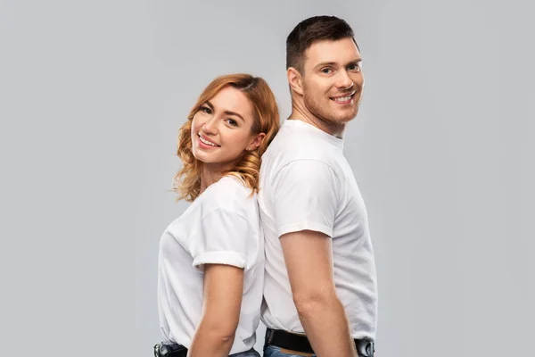 Portret van gelukkig koppel in witte t-shirts — Stockfoto