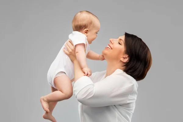 Feliz madre de mediana edad con hija pequeña —  Fotos de Stock