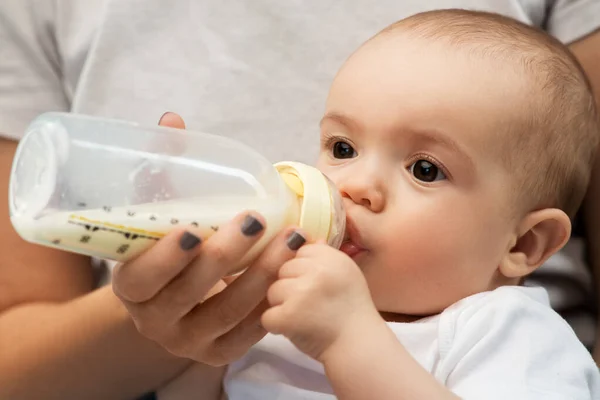 Nahaufnahme einer Mutter, die ihr Baby mit Milchnahrung füttert — Stockfoto
