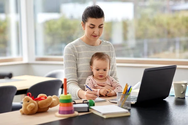 Mamma med barn arbetar på hemmakontoret — Stockfoto