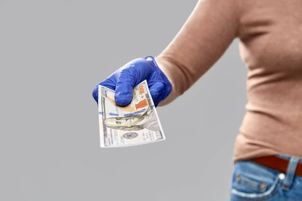 Primer plano de la mano en guante médico con dinero — Foto de Stock