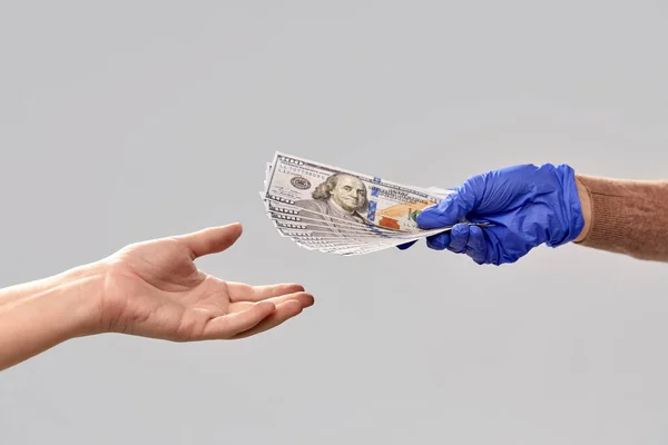 Primer plano de la mano en guante médico dando dinero — Foto de Stock