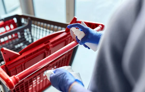 Žena čištění nákupní košík rukojeť s dezinfekcí — Stock fotografie