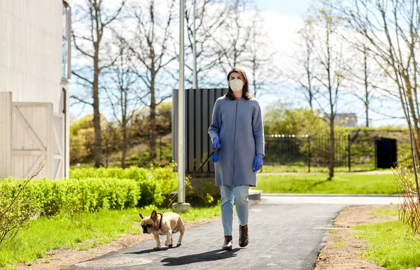 Femme masquée et gants avec chien promenant en ville — Photo