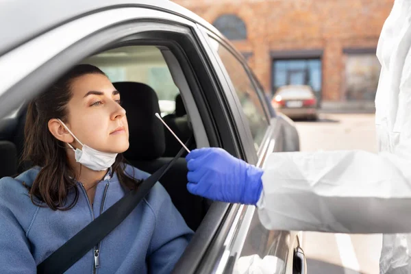 Hälso- och sjukvårdspersonal som gör coronavirus test i bilen — Stockfoto