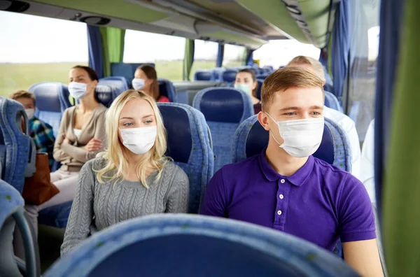 Pár v lékařských maskách v cestovním autobuse — Stock fotografie