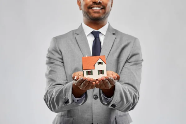 Close-up van indiase man makelaar met huis model — Stockfoto