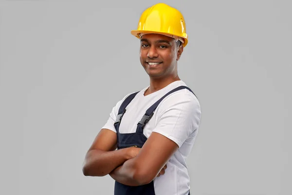 Trabalhador indiano feliz ou construtor com braços cruzados — Fotografia de Stock