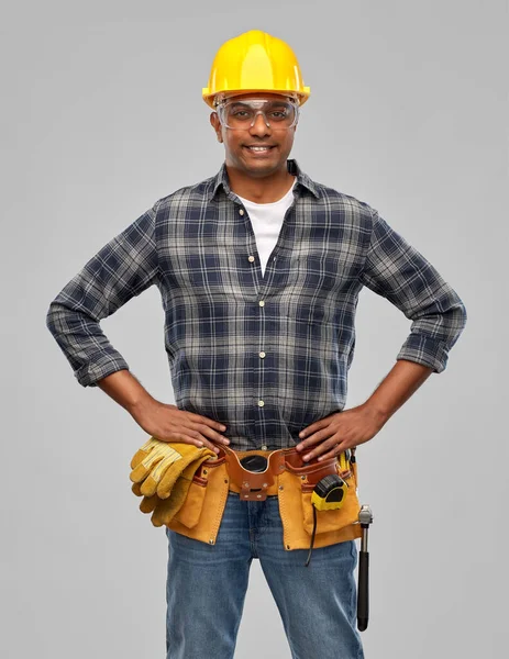 Щасливий індійський будівельник в шоломі з поясом інструментів — стокове фото