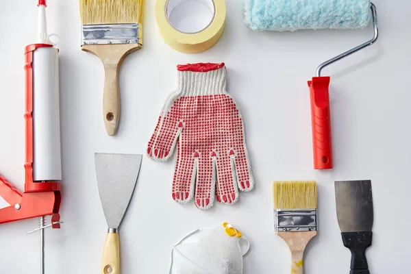 Diversi strumenti di lavoro di pittura su sfondo bianco — Foto Stock