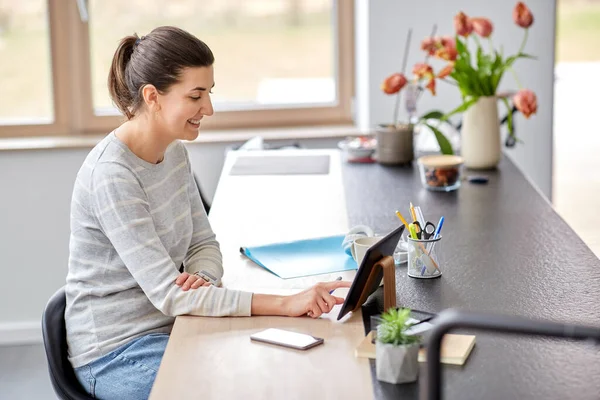 가정 사무실에서 태블릿 PC 를 사용하는 젊은 여자 — 스톡 사진