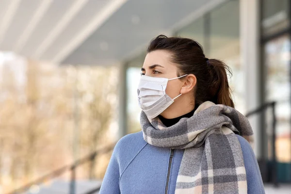 Giovane donna con maschera protettiva medica — Foto Stock