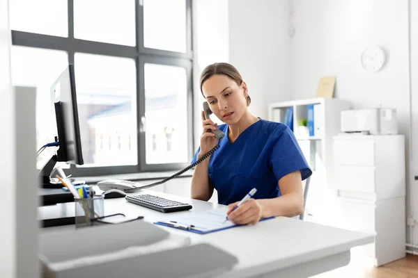 Orvos számítógép hívja telefonon a kórházban — Stock Fotó