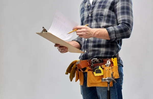 Construtor com prancheta, lápis e ferramentas de trabalho — Fotografia de Stock