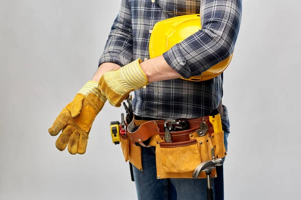 Bauarbeiter mit Handschuhen, Helm und Arbeitswerkzeug — Stockfoto