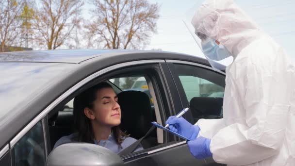 Operatore sanitario con appunti e donna in auto — Video Stock