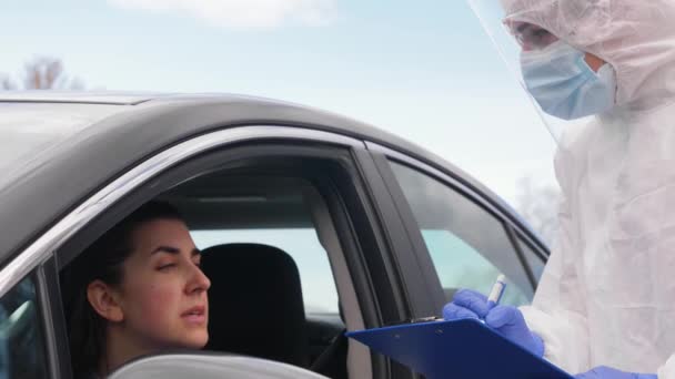 車のクリップボードと女性と医療従事者 — ストック動画
