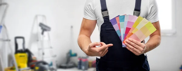 Primo piano del pittore con cartelle colori — Foto Stock