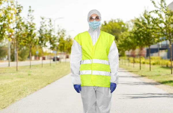 Trabajador de saneamiento en materiales peligrosos con lavadora a presión — Foto de Stock