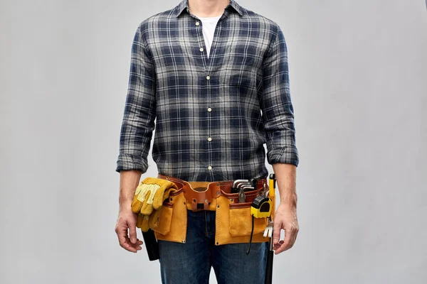 Trabajador masculino o constructor con herramientas de trabajo en la correa —  Fotos de Stock