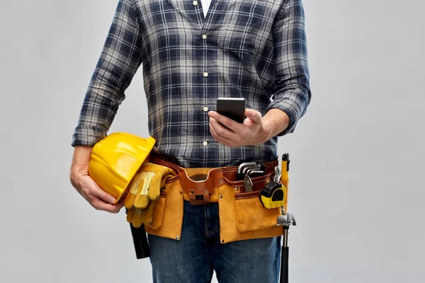 Arbeiter oder Bauarbeiter mit Telefon und Arbeitswerkzeug — Stockfoto