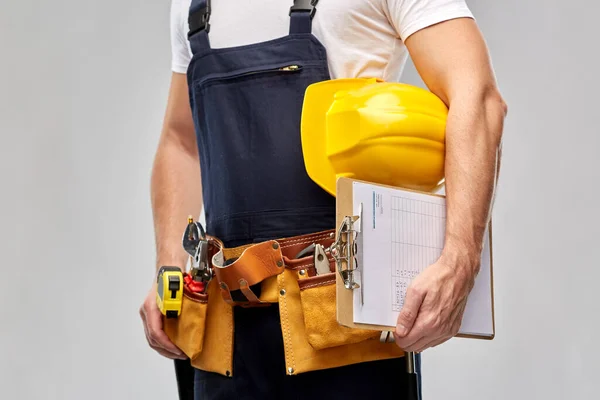 Constructor masculino con portapapeles y herramientas de trabajo — Foto de Stock