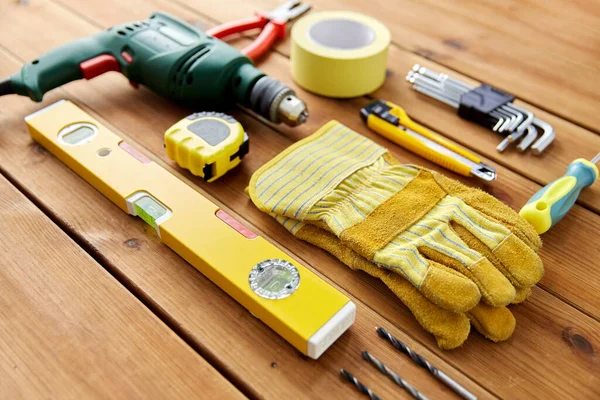 Diferentes ferramentas de trabalho em placas de madeira — Fotografia de Stock