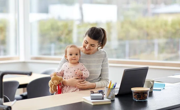 Madre feliz con el bebé trabajando en casa oficina — Foto de Stock