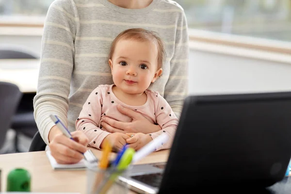 Madre con el bebé trabajando en casa oficina — Foto de Stock