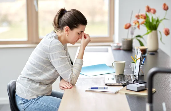 Vermoeide vrouw met laptop werken op kantoor — Stockfoto