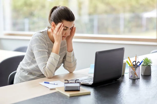Femme fatiguée avec ordinateur portable travaillant au bureau à domicile — Photo